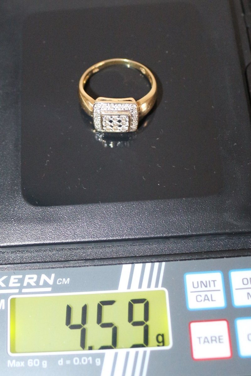 Bague Chevalière En Or Jaune Carrée Pavage Diamants Unisexe - Castafiore