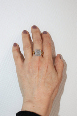 Bague Chevalière En Or Jaune Carrée Pavage Diamants Unisexe - Castafiore