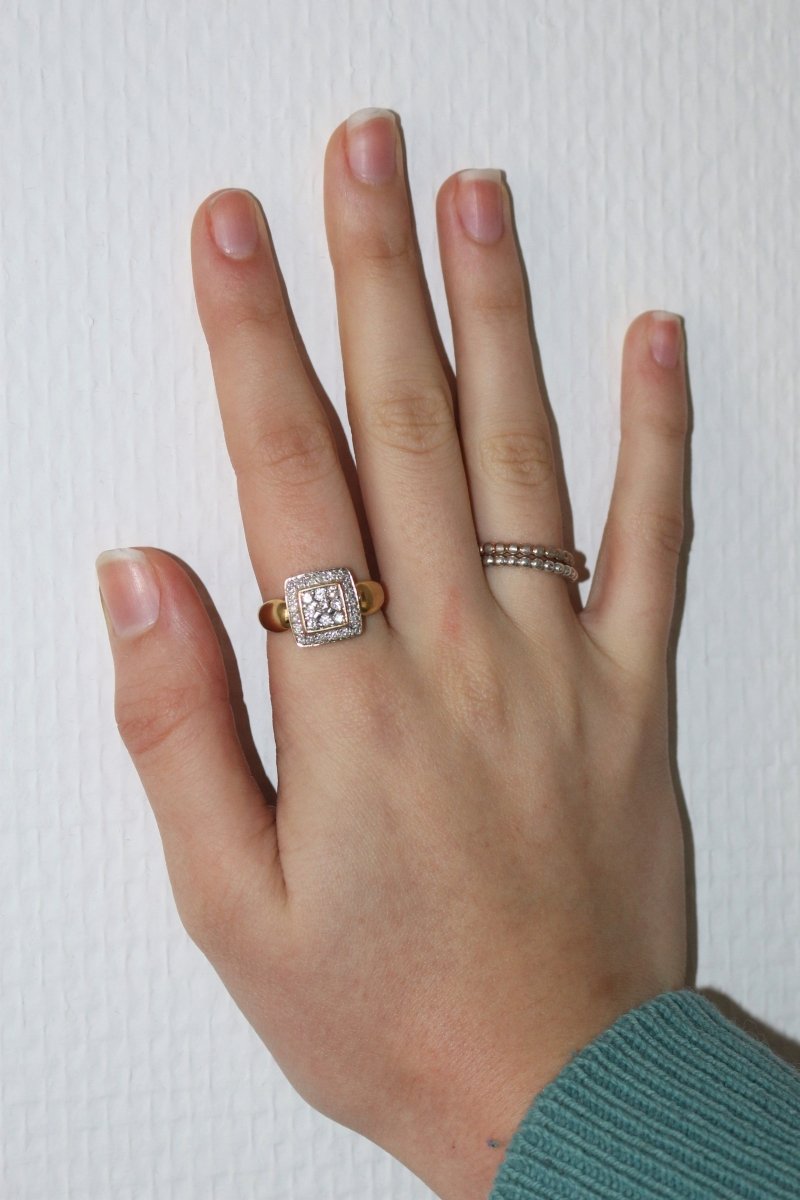Bague Chevalière En Or Jaune Carrée Pavage Diamants Unisexe - Castafiore