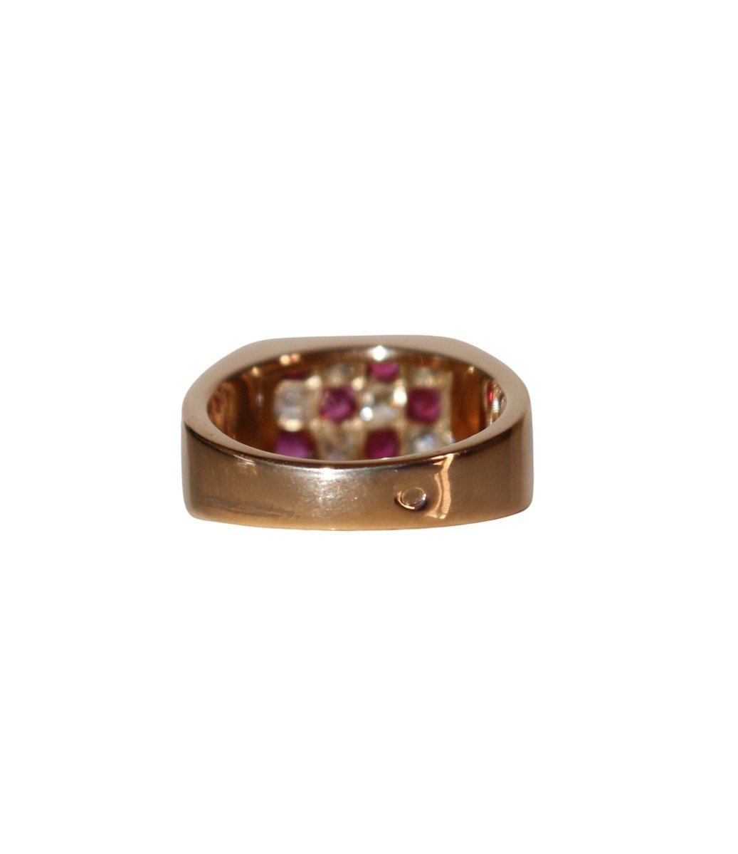 Bague Chevalière en or jaune, Rubis Et Diamants - Castafiore