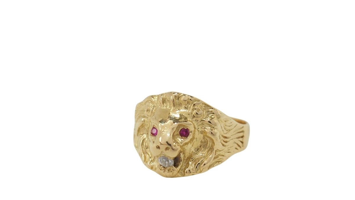 Bague chevalière Lion en or jaune, rubis et diamant - Castafiore