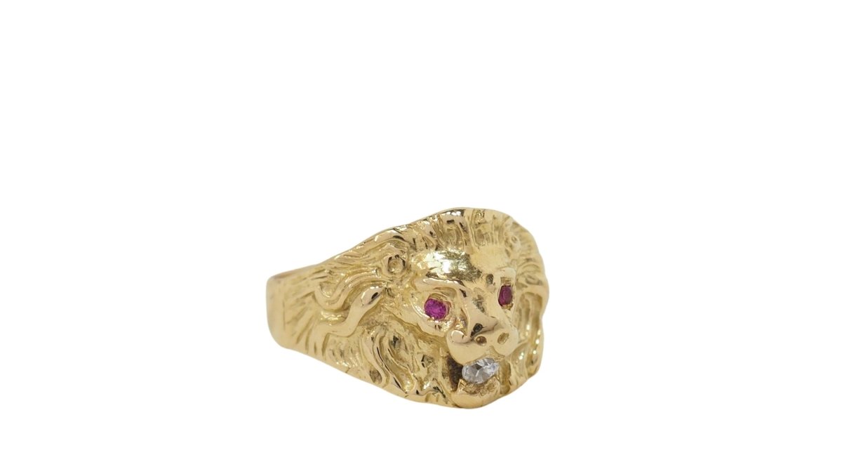 Bague chevalière Lion en or jaune, rubis et diamant - Castafiore