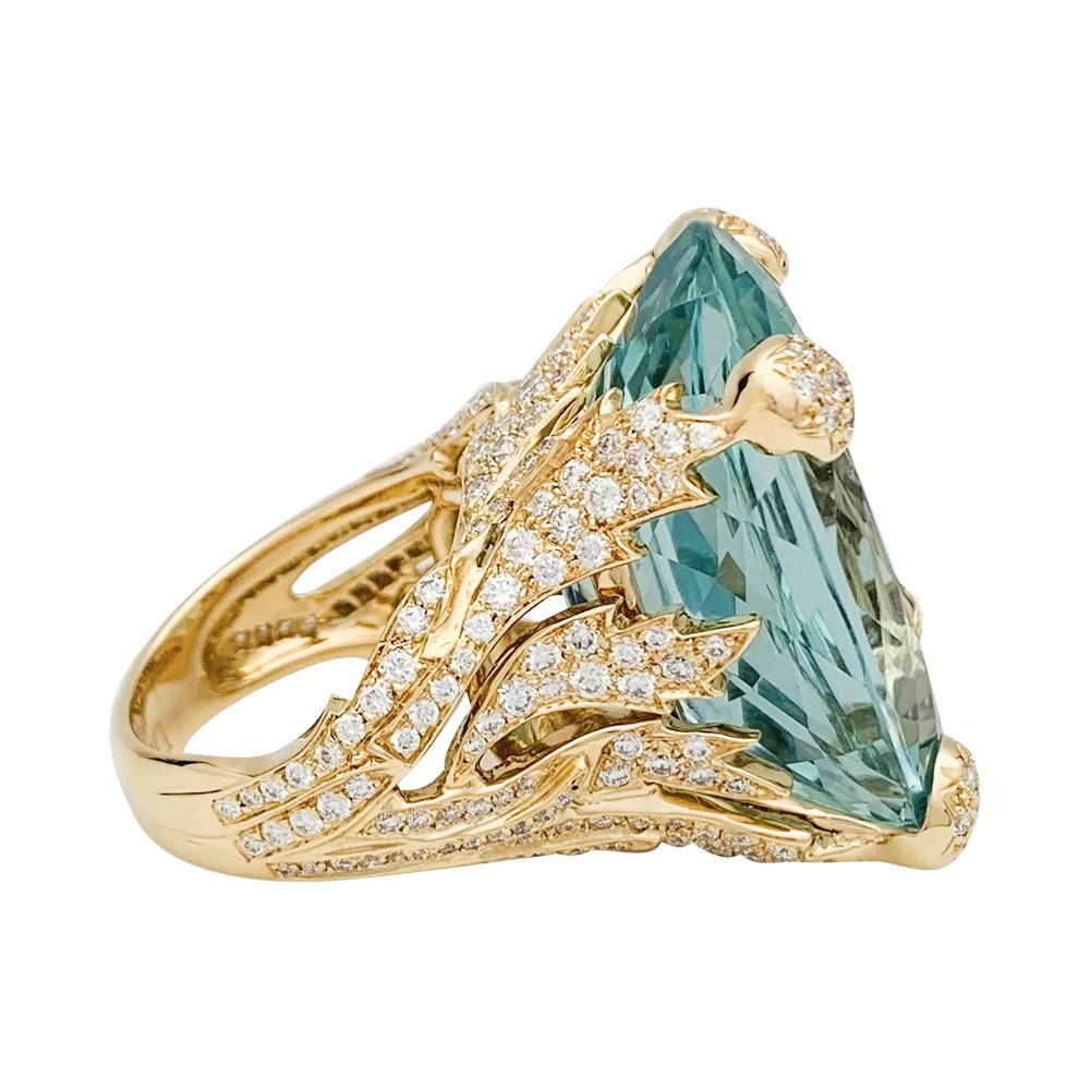 Bague Christian Dior, "Miss Dior", en or jaune, béryl vert et diamants - Castafiore