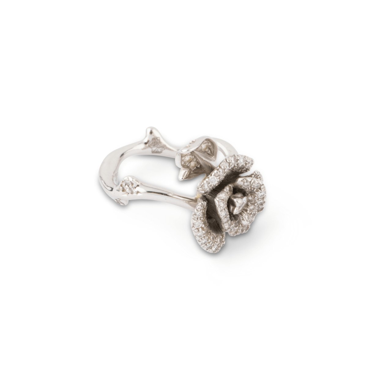Bague Cocktail DIOR "Rose Bagatelle" en or blanc et diamants - Castafiore