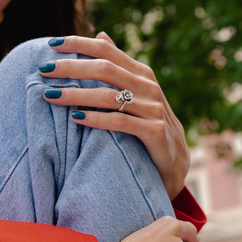 Bague Cocktail DIOR "Rose Bagatelle" en or blanc et diamants - Castafiore