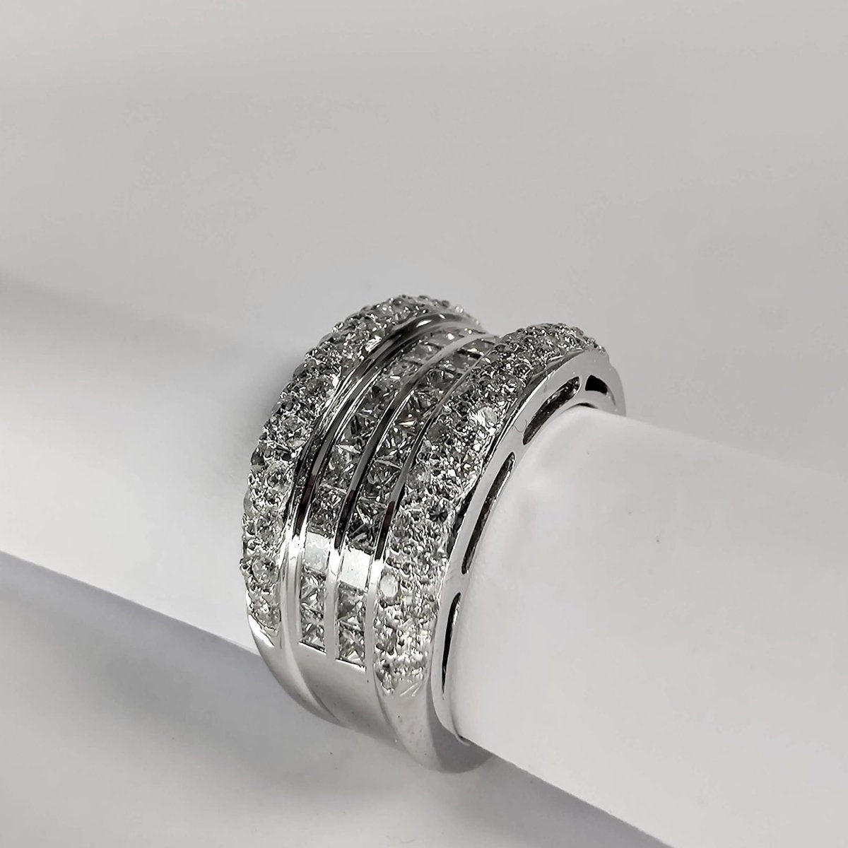 BAGUE COCKTAIL EN OR BLANC ET DIAMANTS - Castafiore