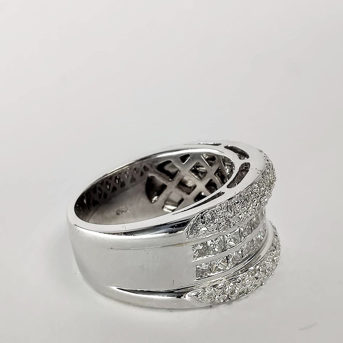 BAGUE COCKTAIL EN OR BLANC ET DIAMANTS - Castafiore