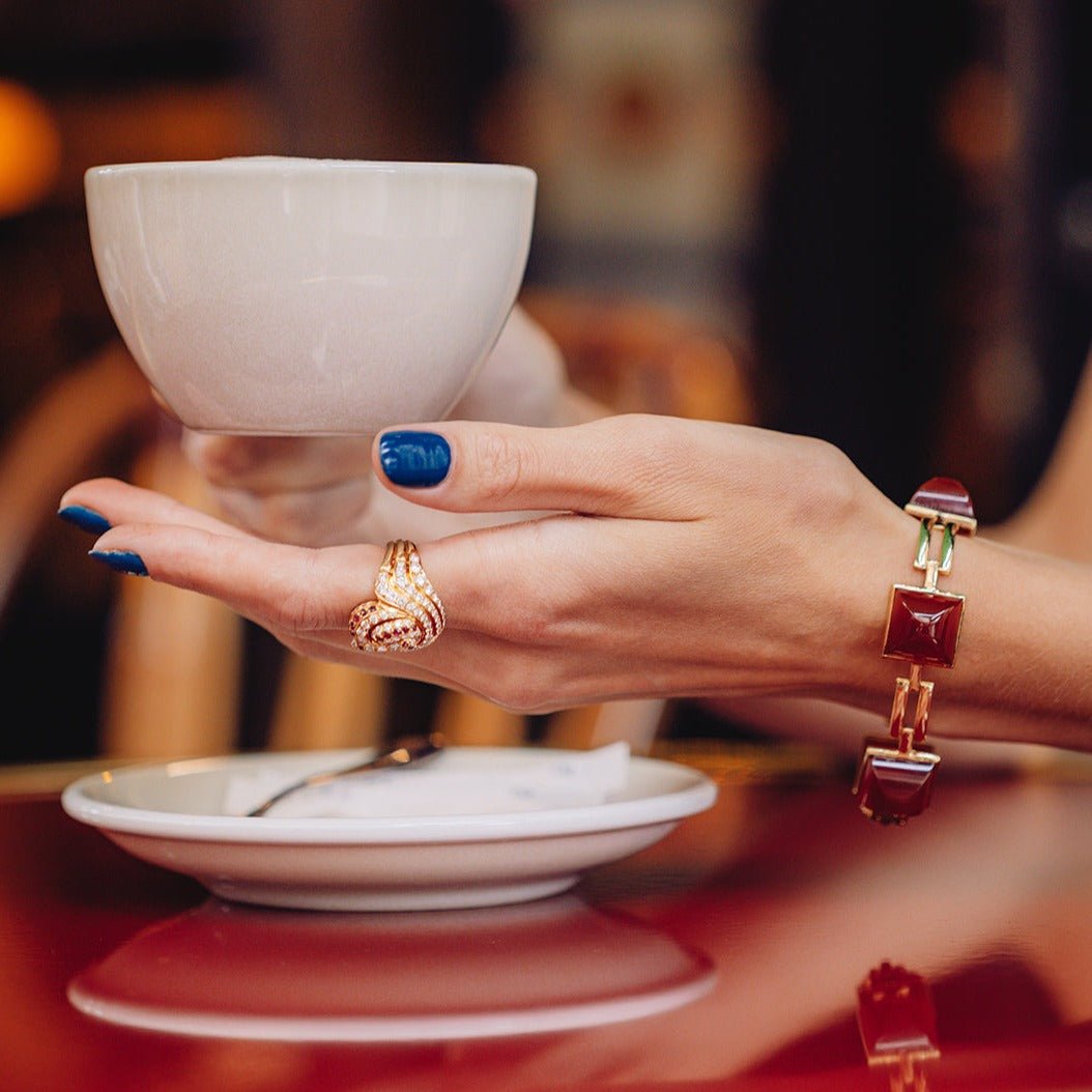 Bague Cocktail HERVÉ SCHICK en or jaune, rubis et diamants - Castafiore