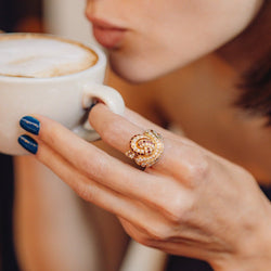 Bague Cocktail HERVÉ SCHICK en or jaune, rubis et diamants - Castafiore