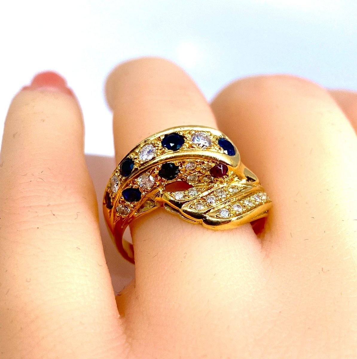Bague dauphin en or jaune 18 carats ,saphirs ,diamants et rubis - Castafiore