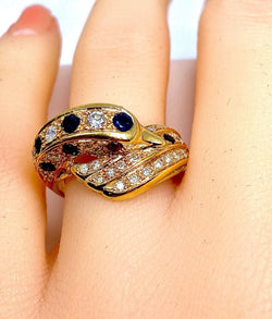 Bague dauphin en or jaune 18 carats ,saphirs ,diamants et rubis - Castafiore