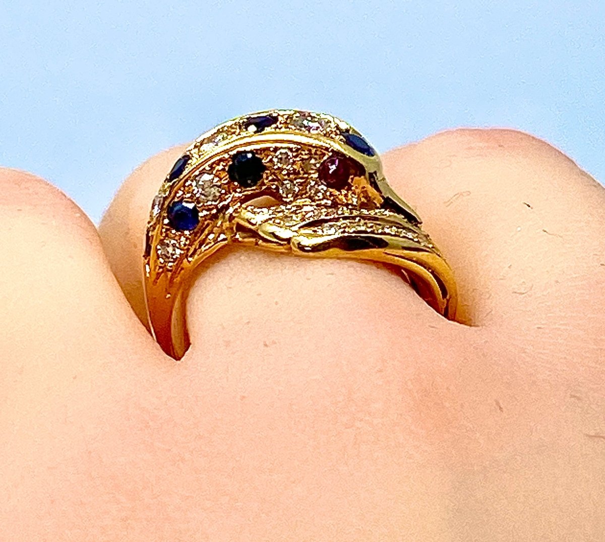 Bague dauphin en or jaune 18 carats ,saphirs ,diamants et rubis - Castafiore