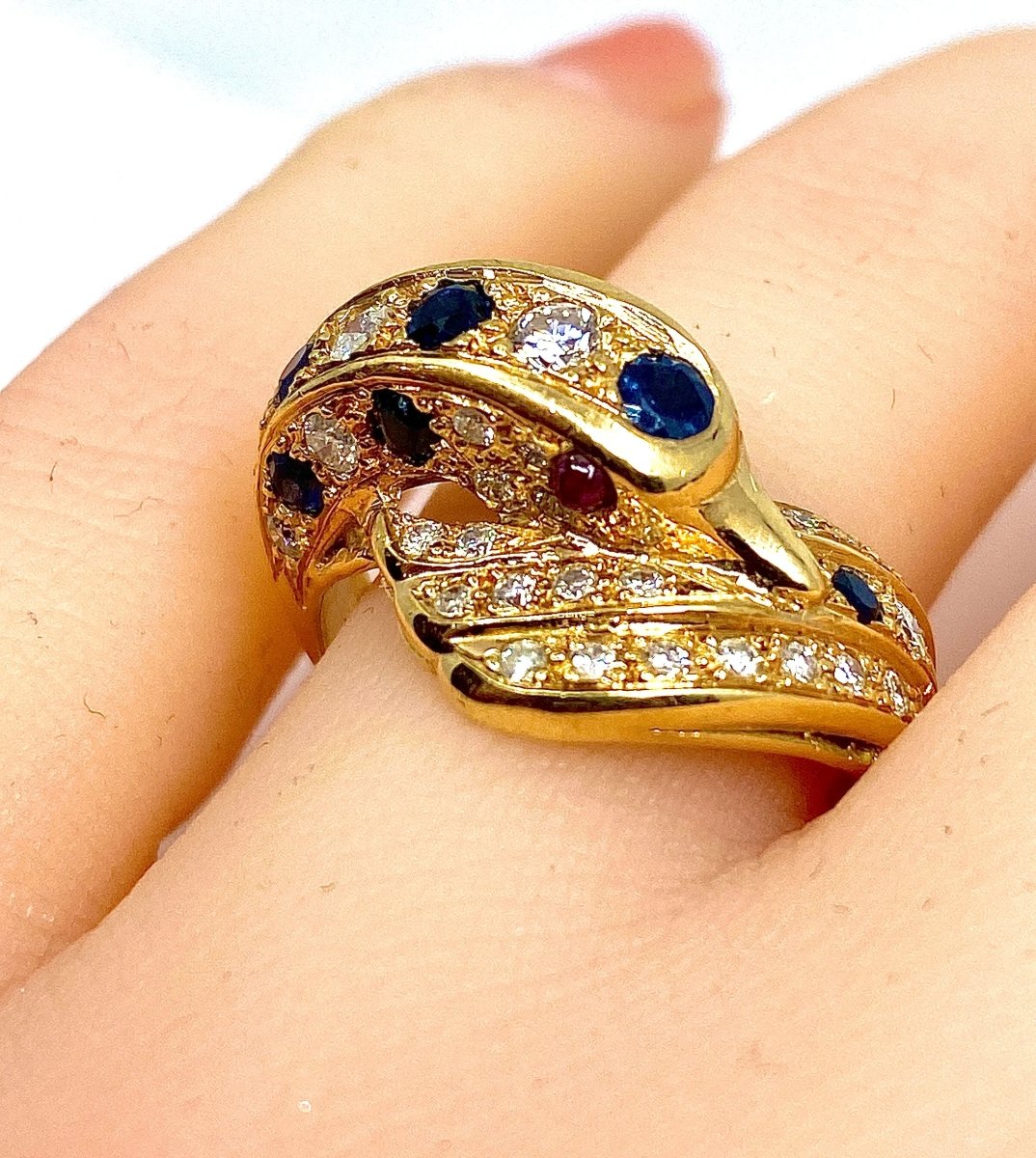 Bague dauphin en or jaune 18 carats ,saphirs ,diamants et rubis - Castafiore