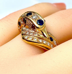 Bague dauphin en or jaune 18 carats ,saphirs ,diamants et rubis - Castafiore