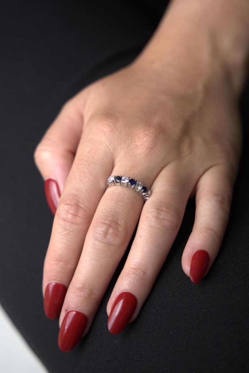 Bague Demi Alliance en or blanc et saphir - Castafiore