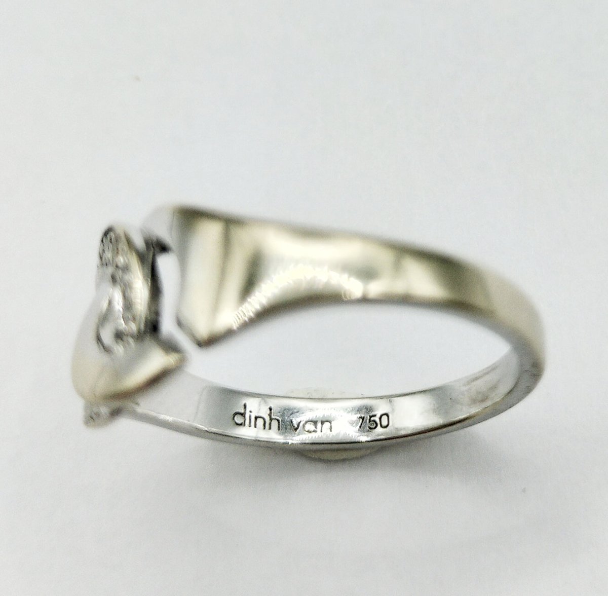 Bague DINH VAN "Menottes R8" en or blanc et diamants - Castafiore