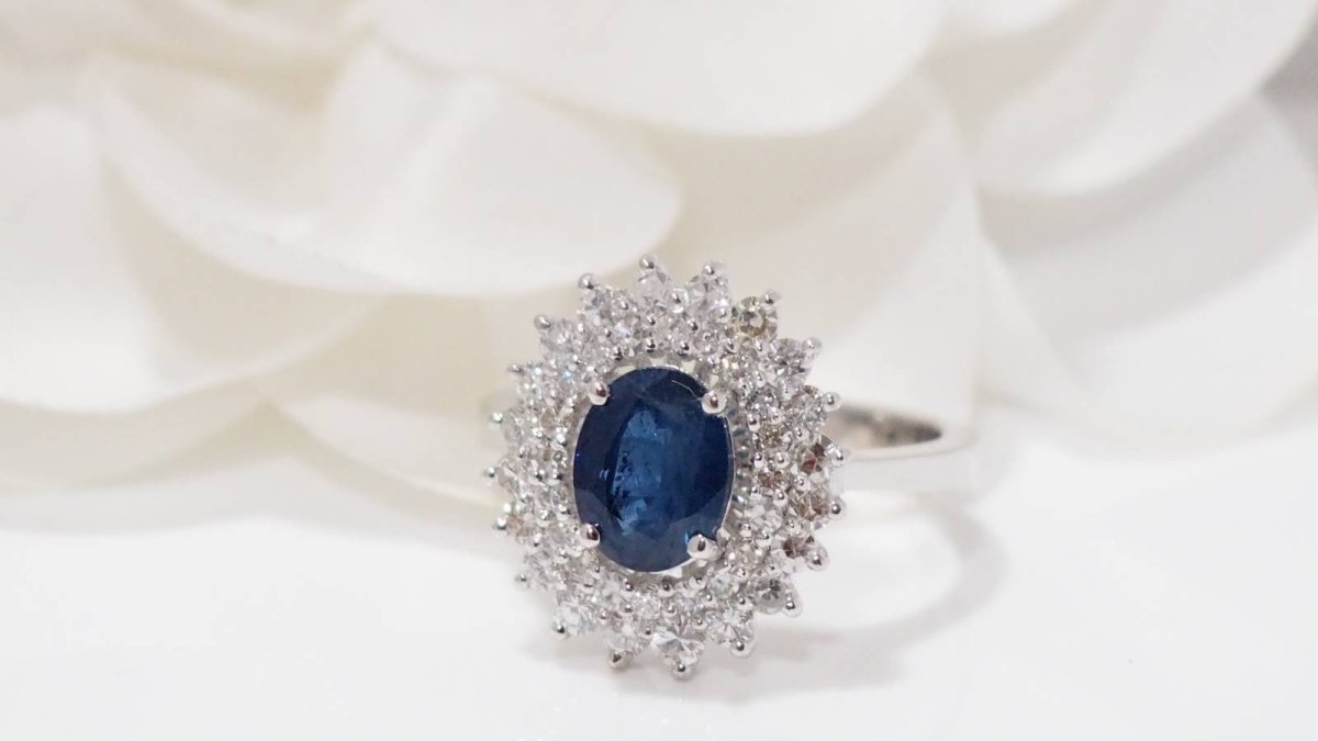 Bague double entourage en or blanc, saphir et diamants - Castafiore