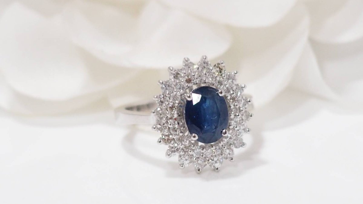 Bague double entourage en or blanc, saphir et diamants - Castafiore