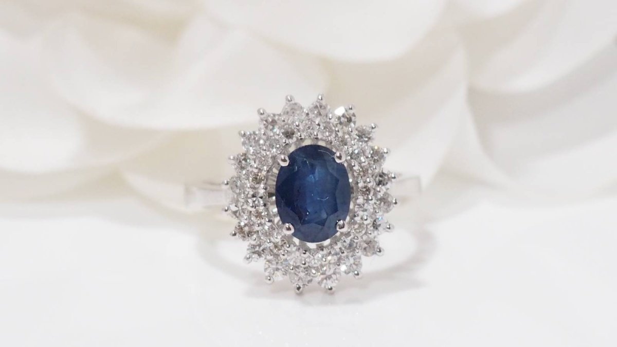 Bague double entourage en or blanc, saphir et diamants - Castafiore