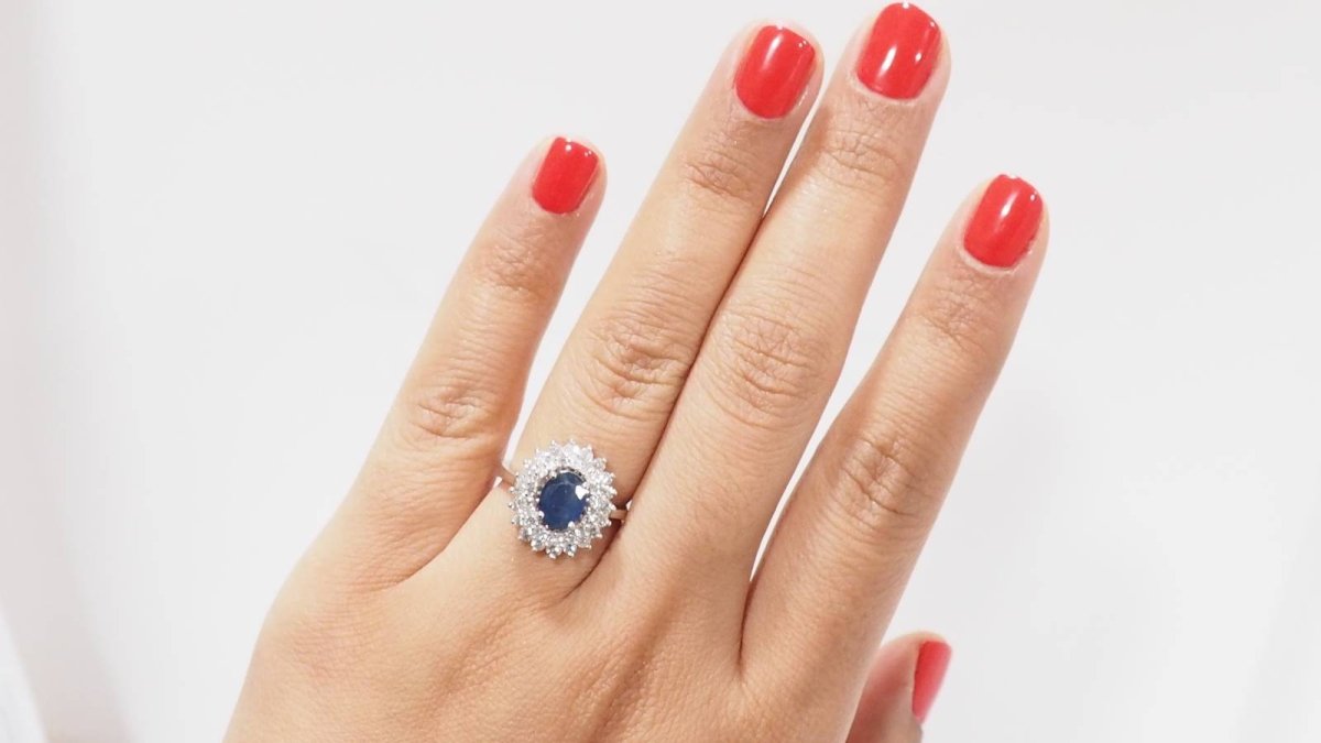 Bague double entourage en or blanc, saphir et diamants - Castafiore