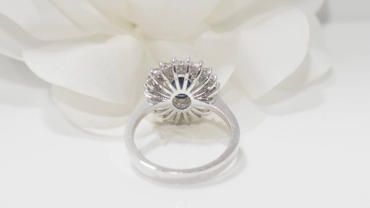 Bague double entourage en or blanc, saphir et diamants - Castafiore