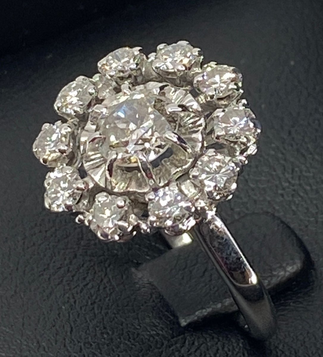 Bague en or 18 carats de forme marguerite «soleil» sertie de diamants - Castafiore