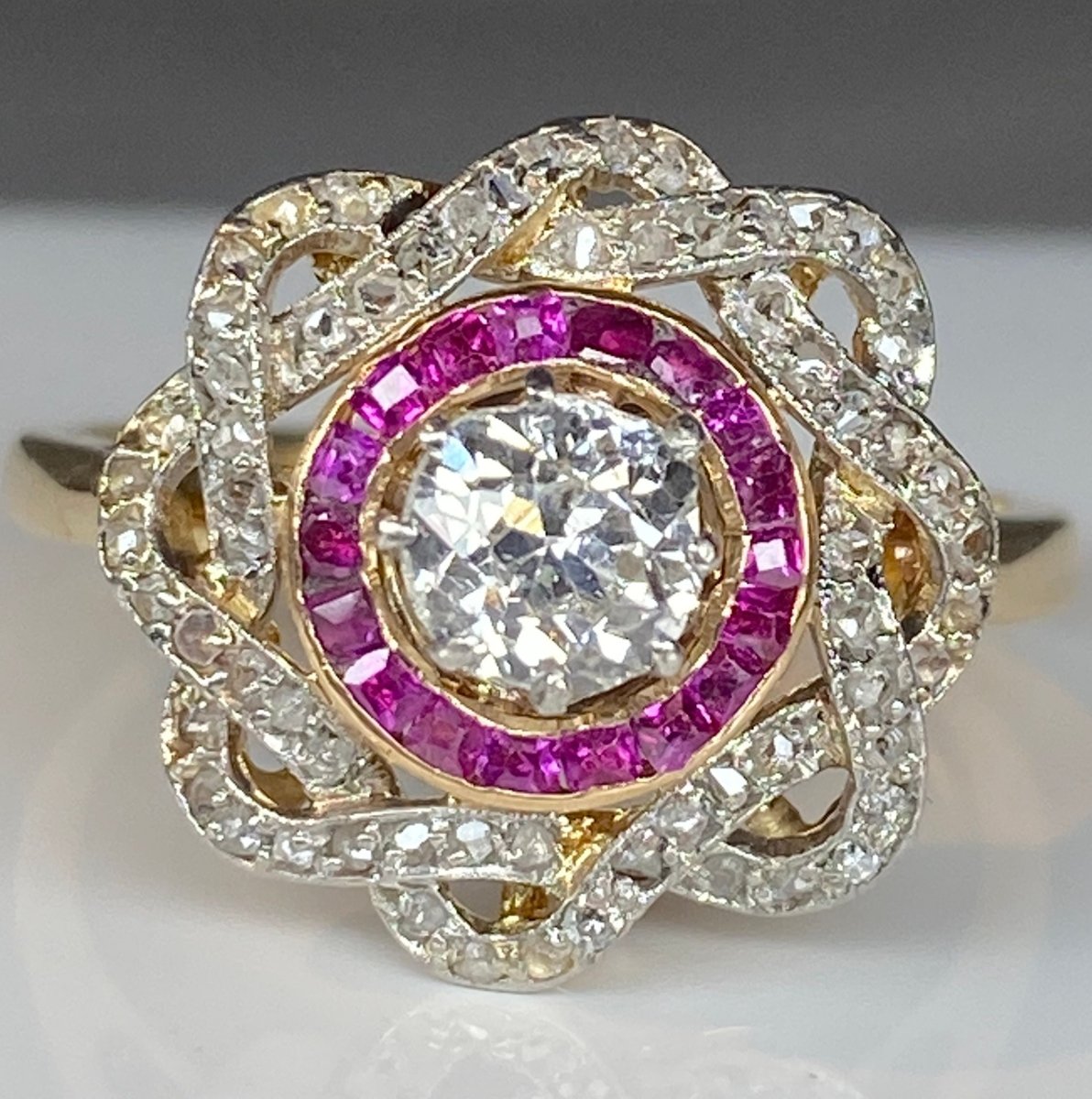 Bague en or 18 carats de modèle fleur en diamants et rubis, vers 1900 - Castafiore