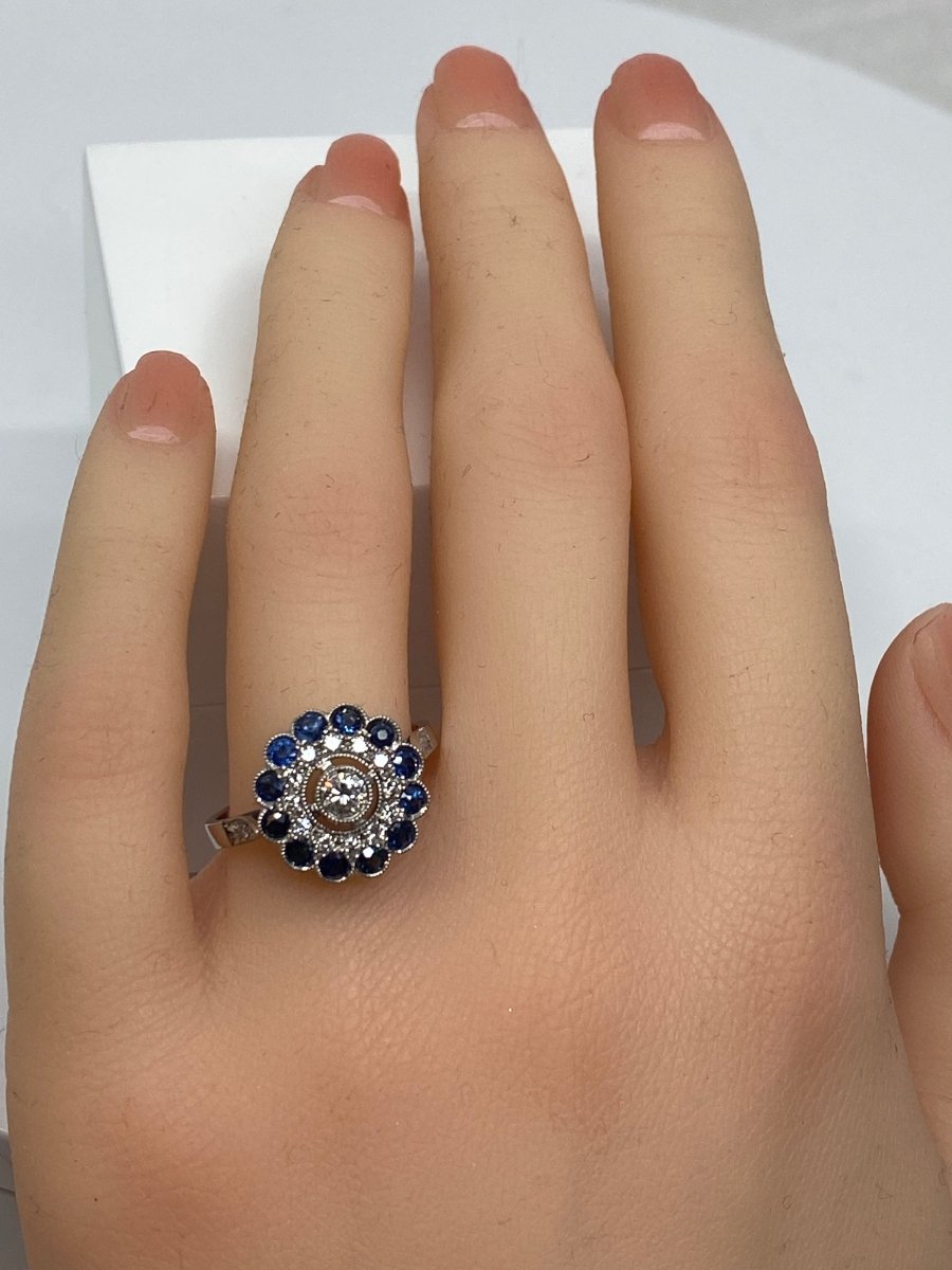 Bague en or 18 carats en diamants et saphirs style Art Deco - Castafiore