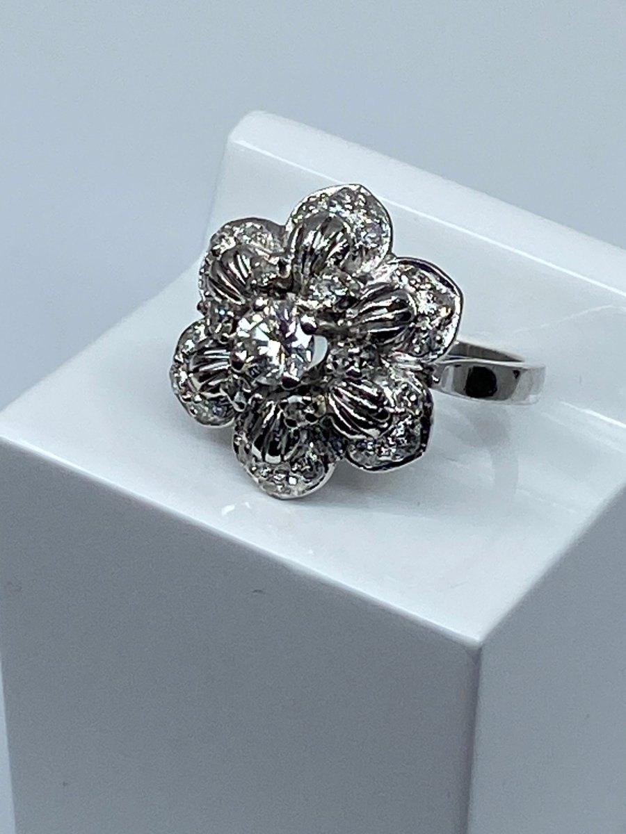 Bague en or 18 carats «  Marguerite à six pétales »sertie de diamants - Castafiore