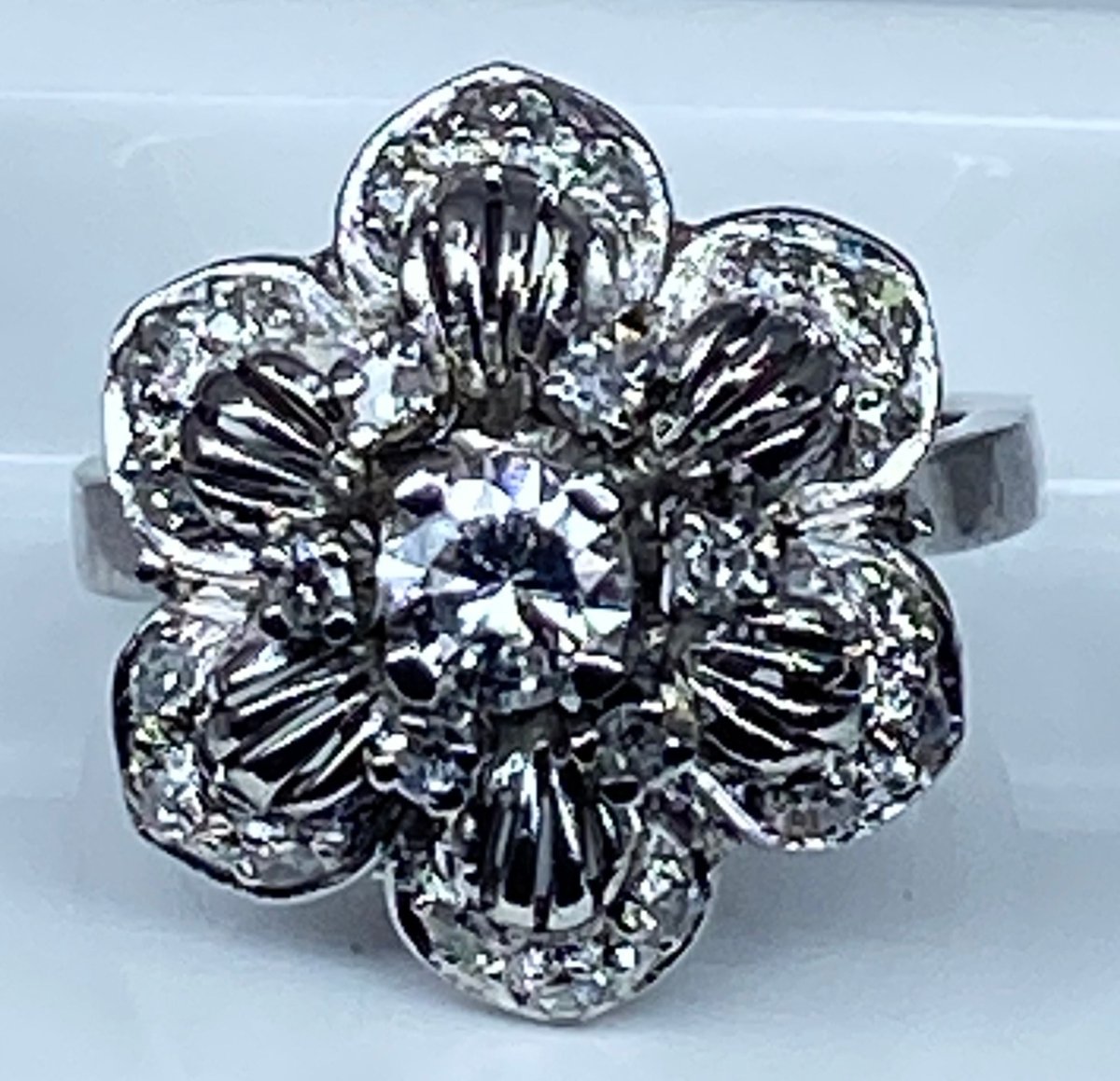 Bague en or 18 carats «  Marguerite à six pétales »sertie de diamants - Castafiore