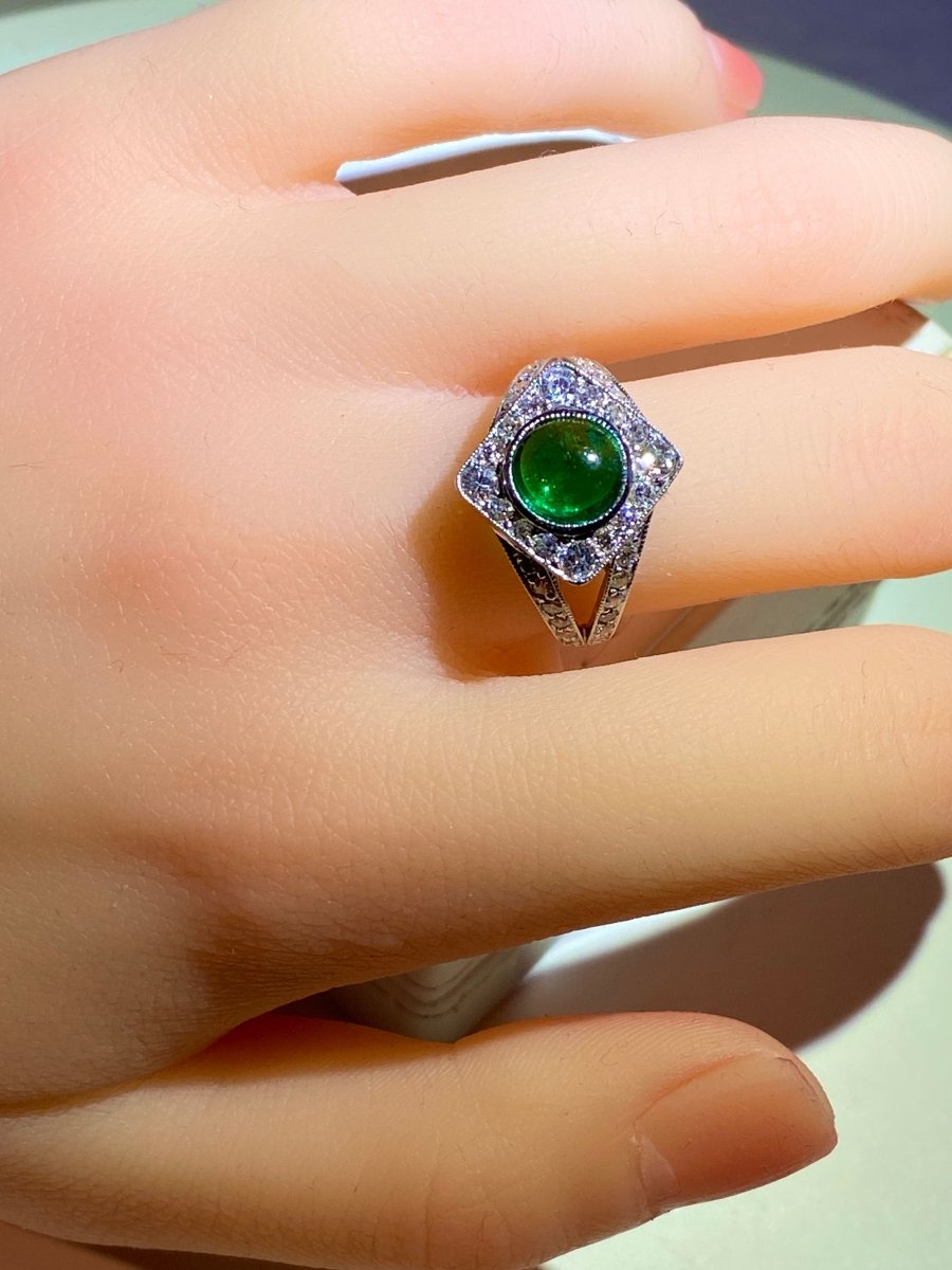 Bague en or 18 carats sertie d’une superbe émeraude cabochon et diamants - Castafiore