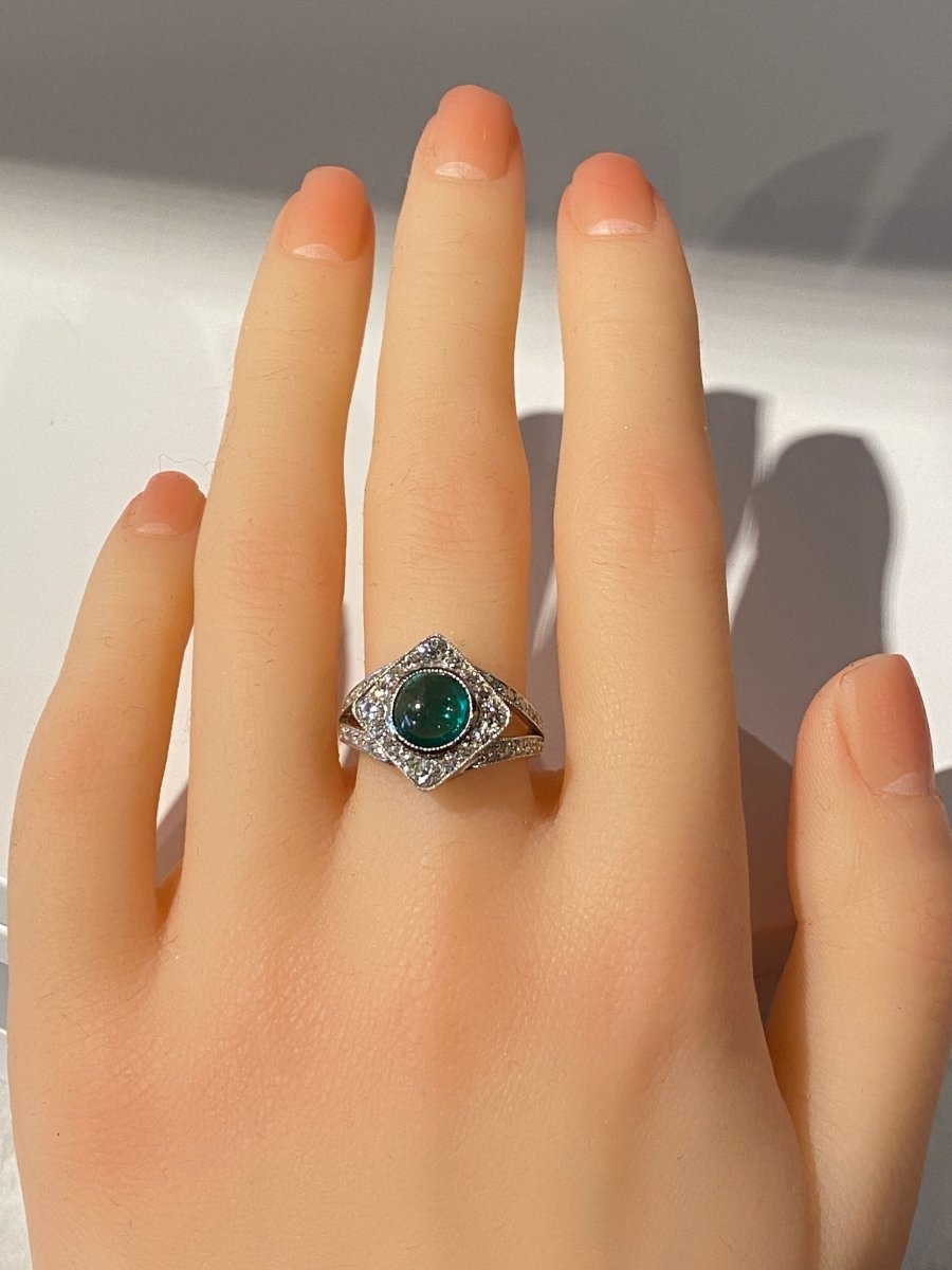 Bague en or 18 carats sertie d’une superbe émeraude cabochon et diamants - Castafiore