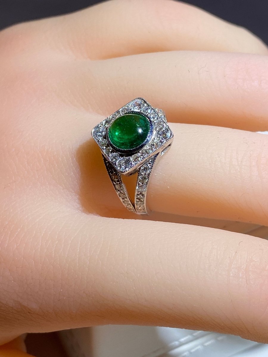 Bague en or 18 carats sertie d’une superbe émeraude cabochon et diamants - Castafiore