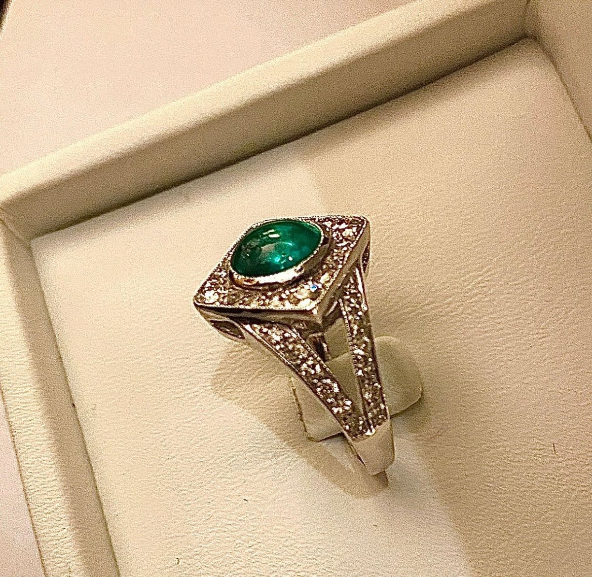 Bague en or 18 carats sertie d’une superbe émeraude cabochon et diamants - Castafiore