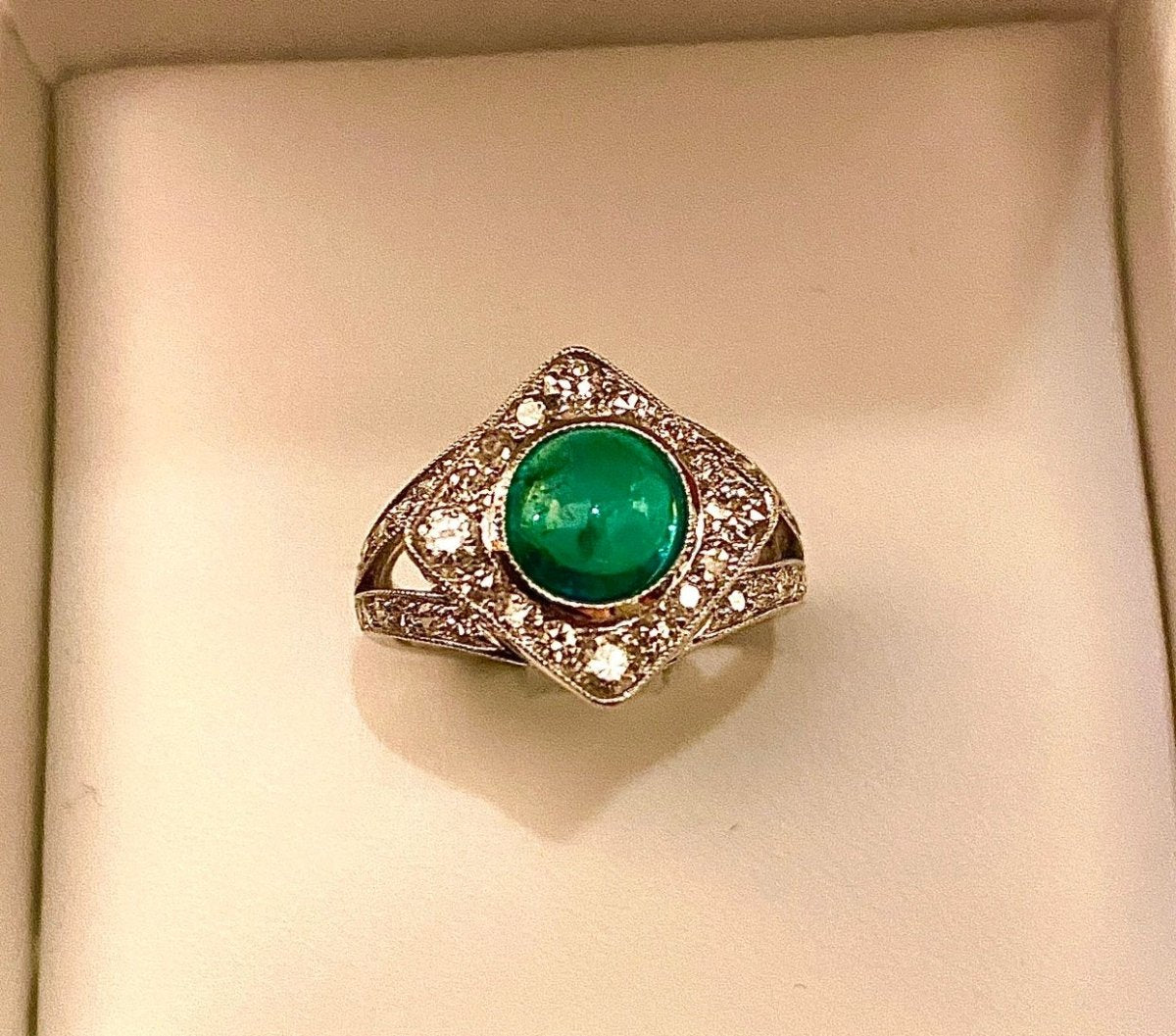 Bague en or 18 carats sertie d’une superbe émeraude cabochon et diamants - Castafiore