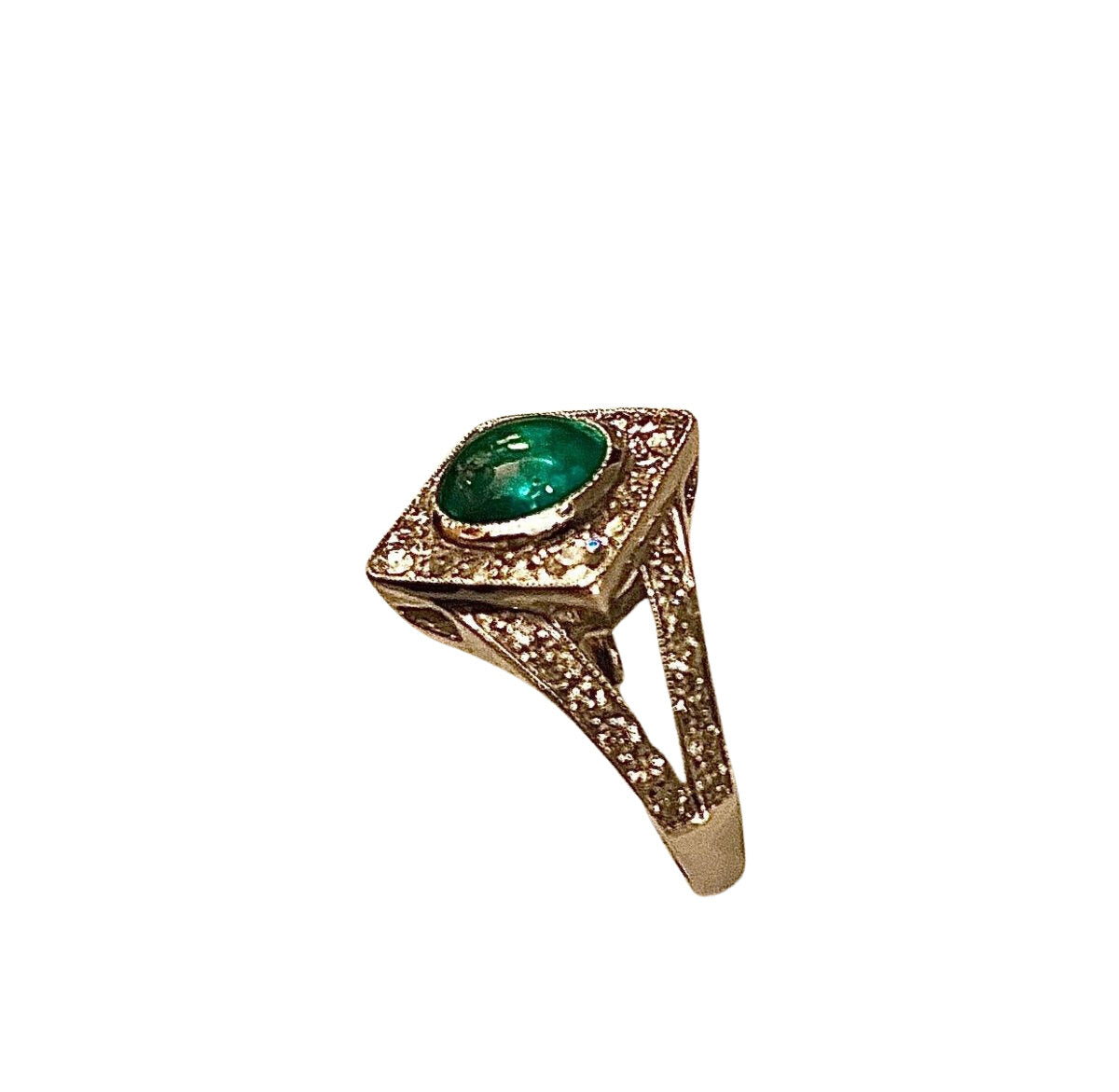 Bague en or 18 carats sertie d’une superbe émeraude cabochon et diamants - Castafiore