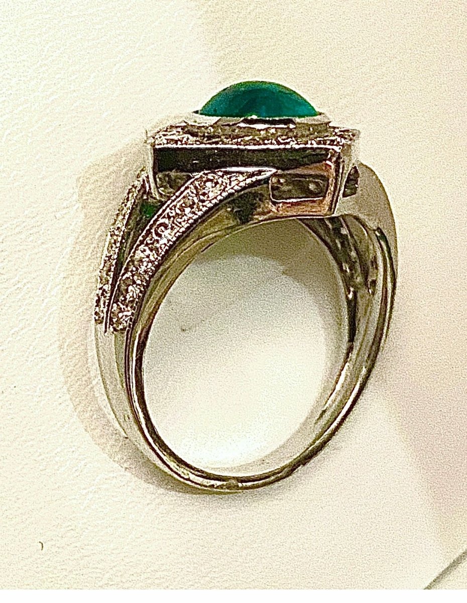 Bague en or 18 carats sertie d’une superbe émeraude cabochon et diamants - Castafiore