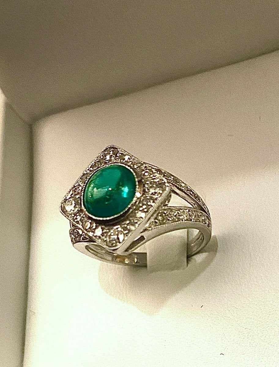 Bague en or 18 carats sertie d’une superbe émeraude cabochon et diamants - Castafiore