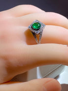 Bague en or 18 carats sertie d’une superbe émeraude cabochon et diamants - Castafiore