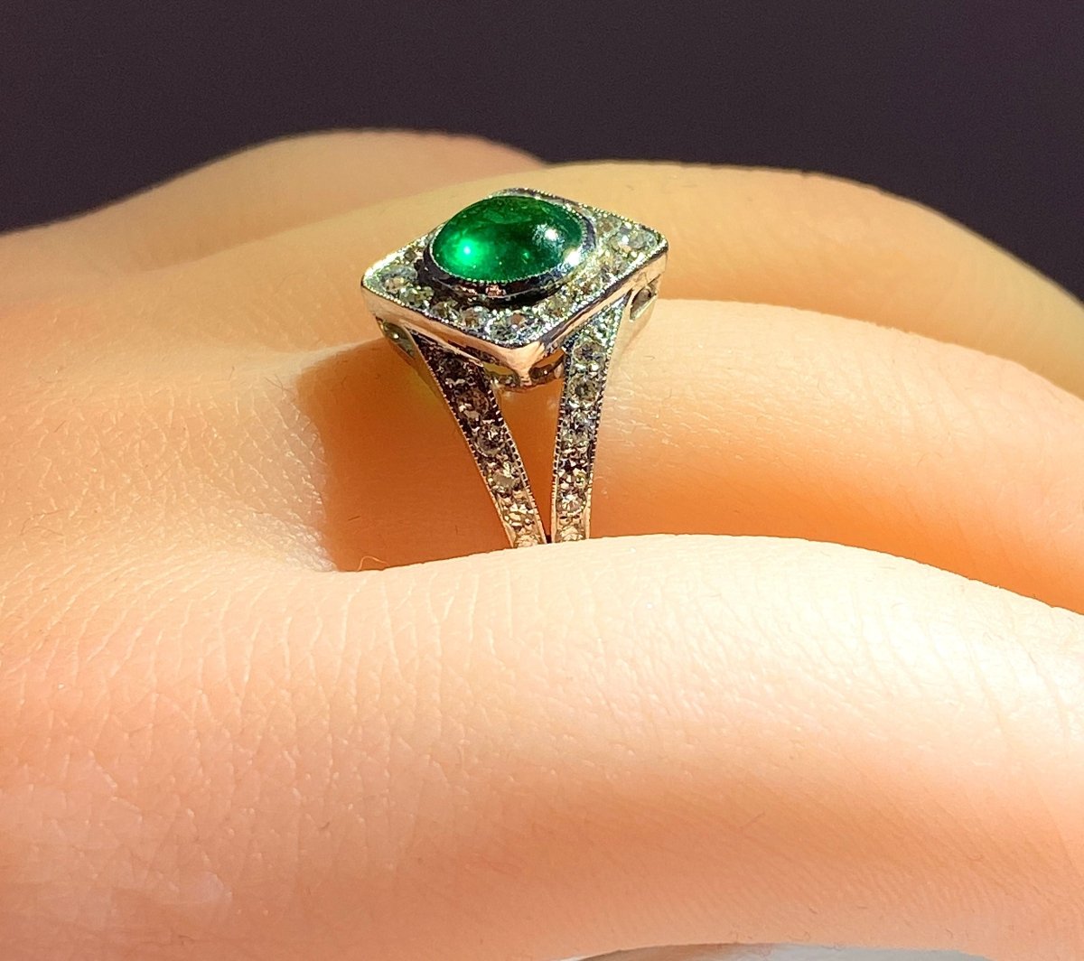 Bague en or 18 carats sertie d’une superbe émeraude cabochon et diamants - Castafiore