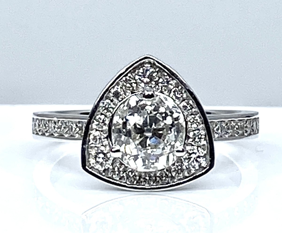 Bague en or blanc 18 carats, diamant central 1,10 carat - Castafiore