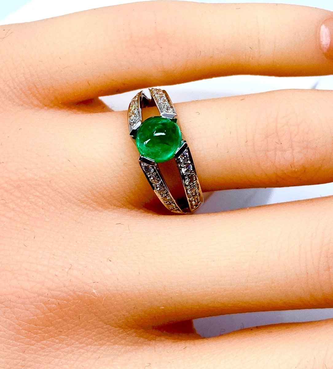 Bague en or blanc 18 carats en émeraude cabochon et diamants - Castafiore