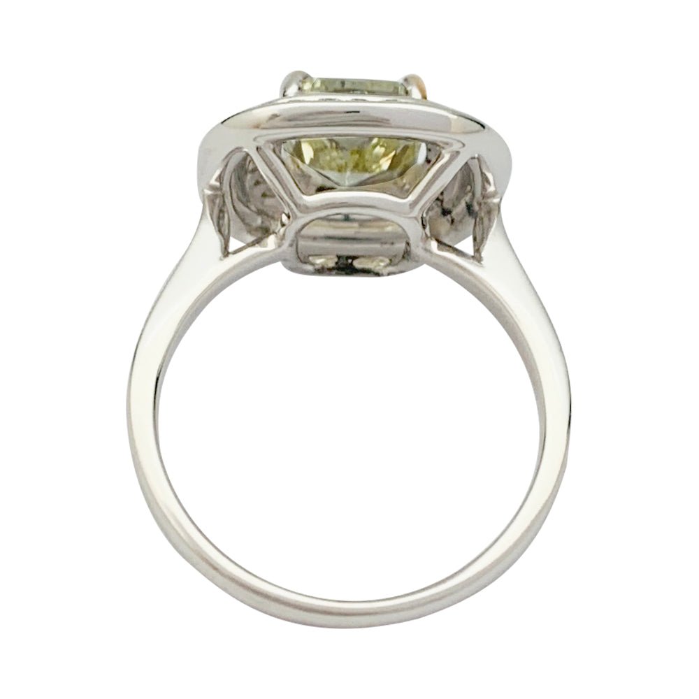 Bague en or blanc à entourage, centre diamant jaune 2,01 carats - Castafiore