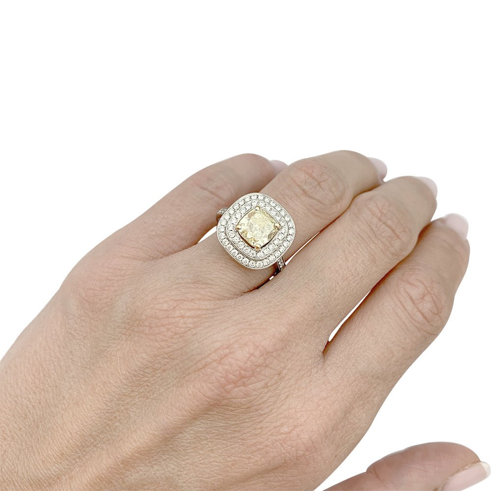 Bague en or blanc à entourage, centre diamant jaune 2,01 carats - Castafiore