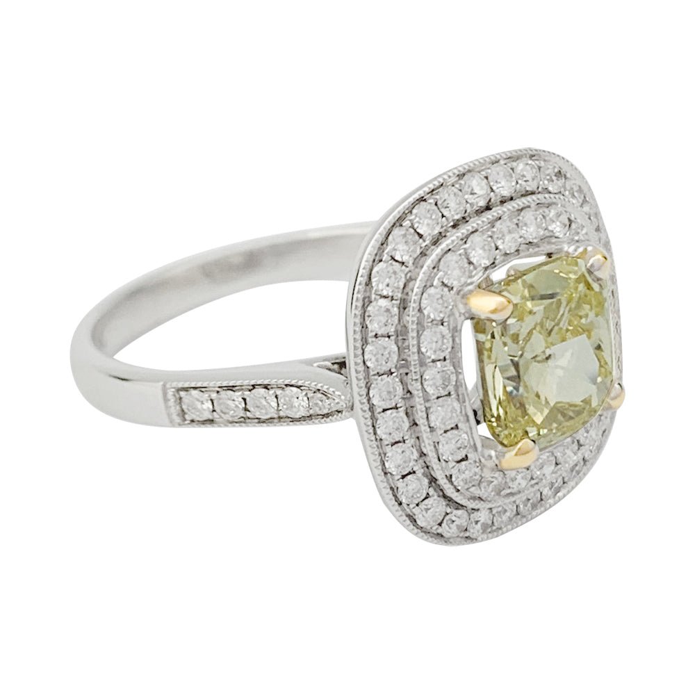 Bague en or blanc à entourage, centre diamant jaune 2,01 carats - Castafiore