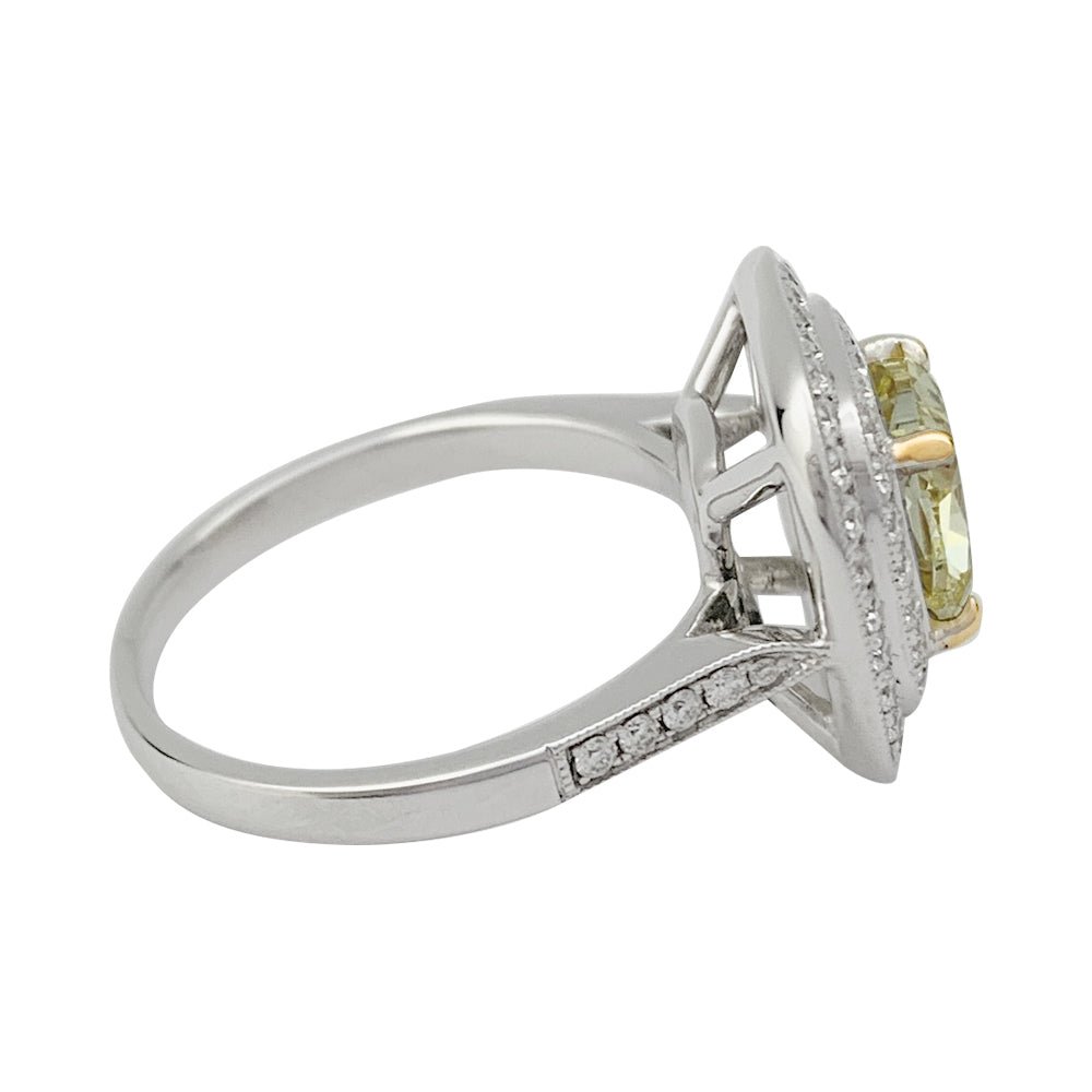 Bague en or blanc à entourage, centre diamant jaune 2,01 carats - Castafiore