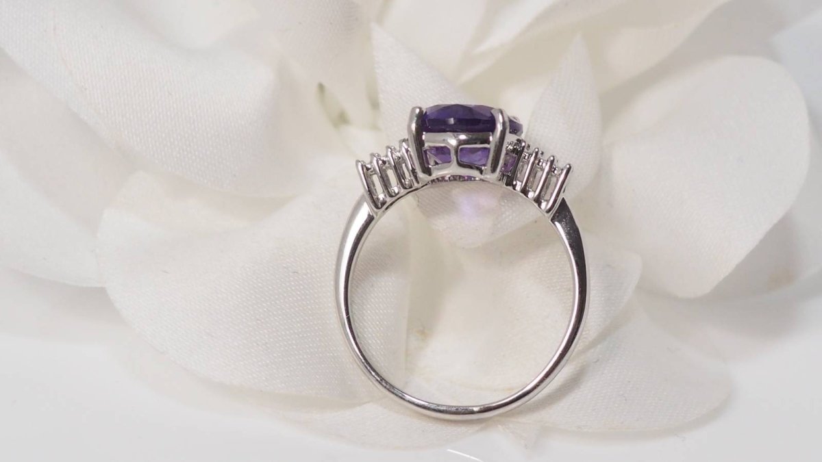 Bague en or blanc, améthyste et diamants - Castafiore
