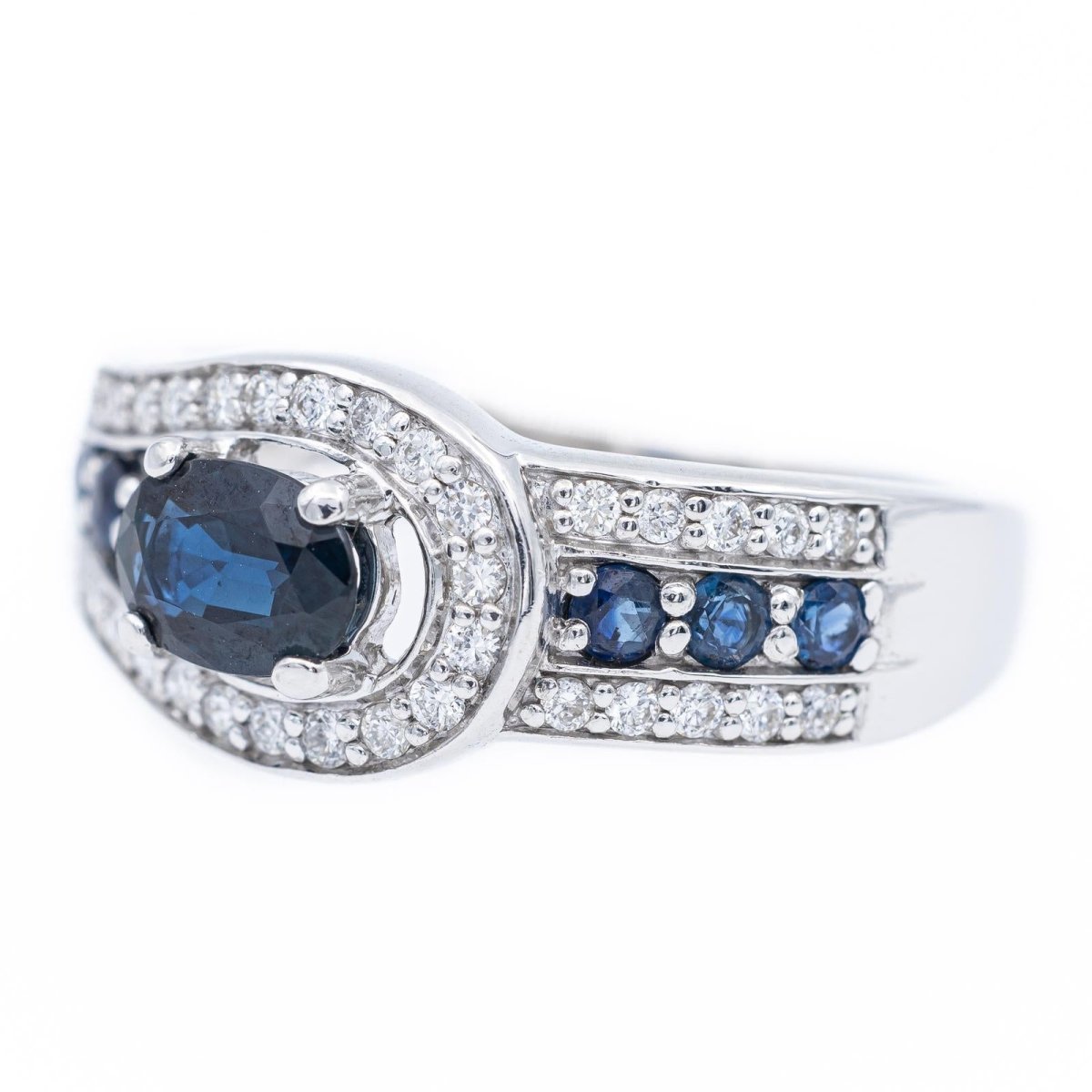 Bague en or blanc, diamants et saphirs - Castafiore