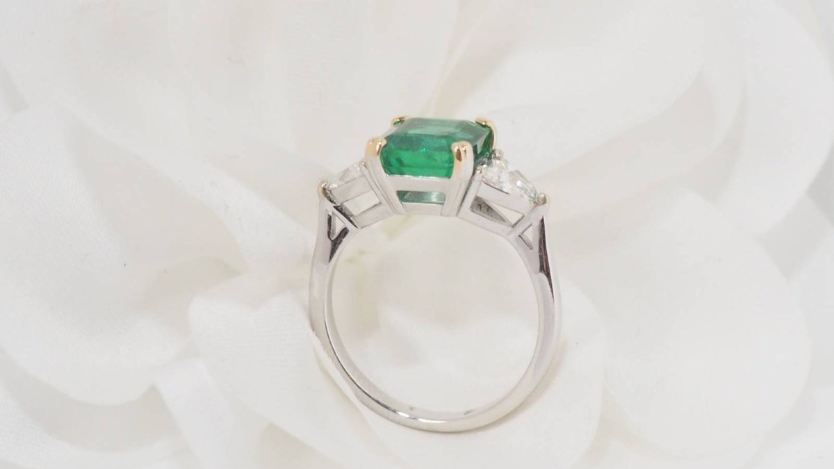 Bague en or blanc, émeraude de Colombie et diamants - Castafiore