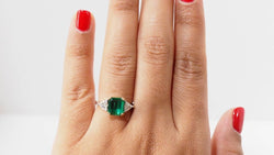 Bague en or blanc, émeraude de Colombie et diamants - Castafiore